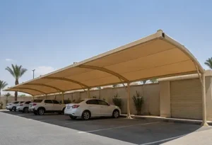 مظلات مواقف سيارات بنظام الكابولي مركبة في موقف خارجي واسع